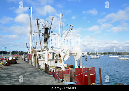 großen kommerziellen Fischerboote angedockt in einem Hafen in Stonington, Connecticut Stockfoto