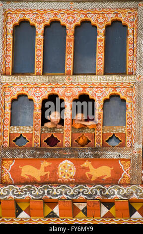 Junge Mönche zu sehen, "Mittel" oder Festival, Ura, Bumthang Valley, BHUTAN Stockfoto