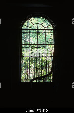 Innenansicht mit reich verzierten schmiedeeisernen Fensterbehandlung; Historisches Haus; Charleston; South Carolina; USA Stockfoto