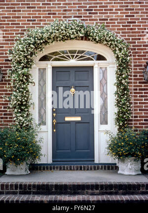 Hölzerne Tür & Messing Hardware des historischen Altbau in der Innenstadt von Charleston; South Carolina; USA Stockfoto