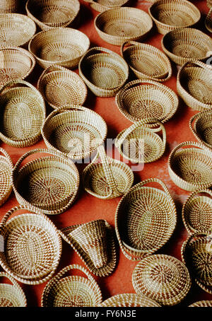 Handgefertigte Sweetgrass Körbe zum Verkauf; Afrikanische folkart Stockfoto