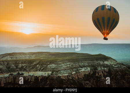Heißluftballon fliegen über rote Mohnblumen Feld Region Kappadokien, Türkei Stockfoto