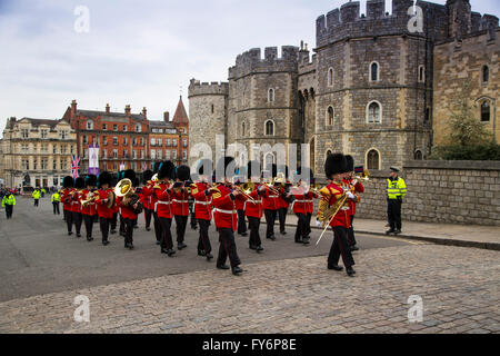 Die Band der Irish Guards führen das 1. Bataillon des Coldstream Guards vorbei Henry VIII Tore von Windsor Castle Stockfoto