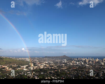 Regenbogen über Manoa, die Stadt Honolulu und den Diamond Head auf der Insel Oahu im Staat Hawaii an einem schönen Tag. Stockfoto