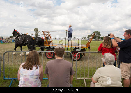 Zuschauern die Anzeige der Land-Aktivitäten in das Ausstellungsgelände in Fairford Steam Rally, Gloucestershire, UK Stockfoto