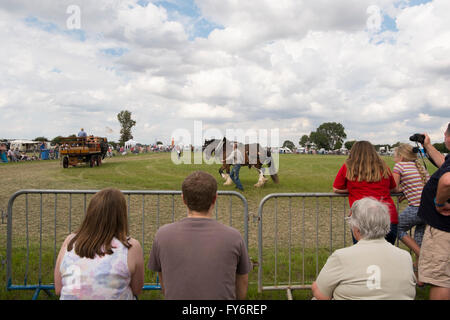 Zuschauern die Anzeige der Land-Aktivitäten in das Ausstellungsgelände in Fairford Steam Rally, Gloucestershire, UK Stockfoto