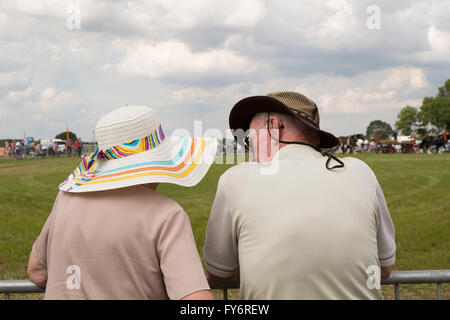 Zuschauern die Anzeige der Land-Aktivitäten in das Ausstellungsgelände in Fairford Steam Rally, Gloucestershire, UK Stockfoto