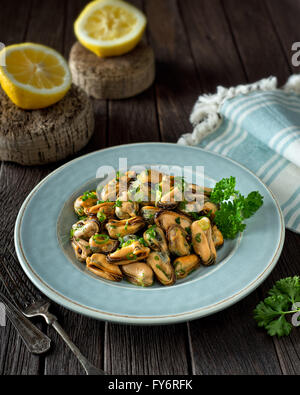 Eine köstliche Miesmuschel-Salat mit grünen Zwiebeln und Petersilie. Stockfoto