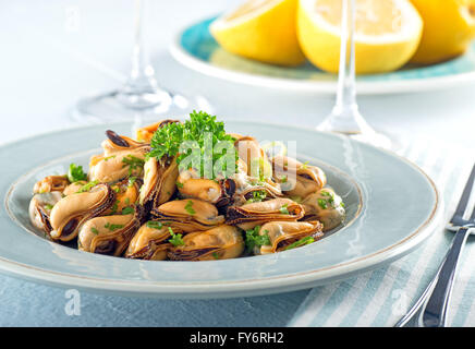 Eine köstliche Miesmuschel-Salat mit Frühlingszwiebeln und Petersilie. Stockfoto