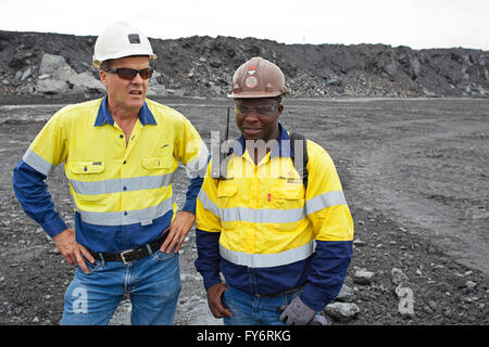 Bergbau-Ingenieure in der Grube des Kessels mir Stockfoto