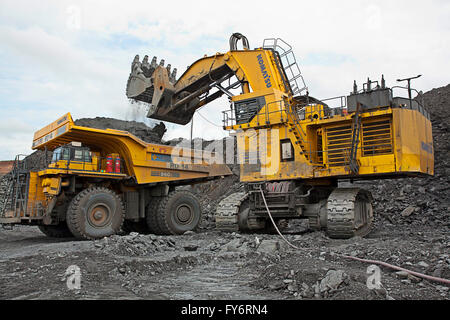 FQM Mining-Bagger und große Beute LKW, Sambia Stockfoto