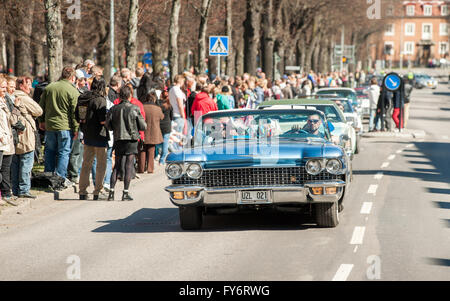Traditionelle Oldtimer-Parade feiert den Frühling am Maifeiertag in Norrköping, Schweden. Stockfoto