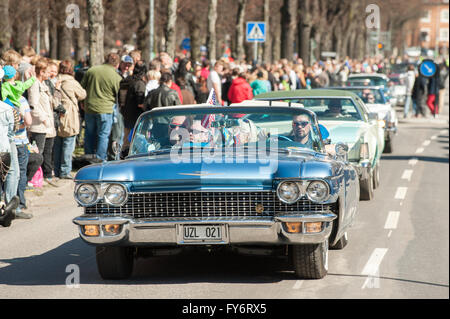 Traditionelle Oldtimer-Parade feiert den Frühling am Maifeiertag in Norrköping, Schweden. Stockfoto