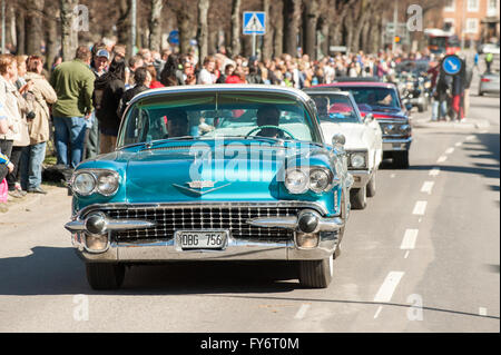 Traditionelle Oldtimer-Parade feiert den Frühling am Maifeiertag in Norrköping, Schweden. Stockfoto