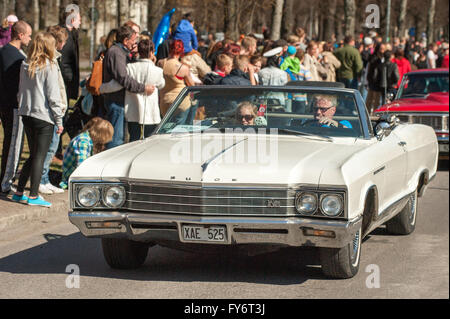 Traditionelle Oldtimer-Parade feiert den Frühling am Maifeiertag in Norrköping, Schweden. Stockfoto