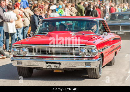 Traditionelle Oldtimer-Parade feiert den Frühling am Maifeiertag in Norrköping, Schweden. Stockfoto