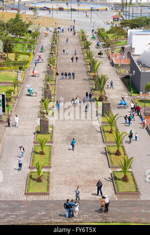 QUITO, ECUADOR, Oktober - 2015 - Luftbild von Mittelerde-Denkmal in Quito Ecuador, die am meisten besuchten touristischen Lage des t Stockfoto
