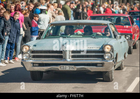 Traditionelle Oldtimer-Parade feiert den Frühling am Maifeiertag in Norrköping, Schweden. Stockfoto