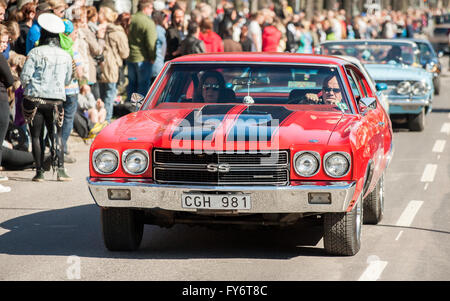 Traditionelle Oldtimer-Parade feiert den Frühling am Maifeiertag in Norrköping, Schweden. Stockfoto