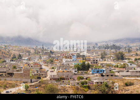 Luftaufnahme von Middel Erdleitung Dorf in die Außenseiten von Quito, Ecuador. Stockfoto