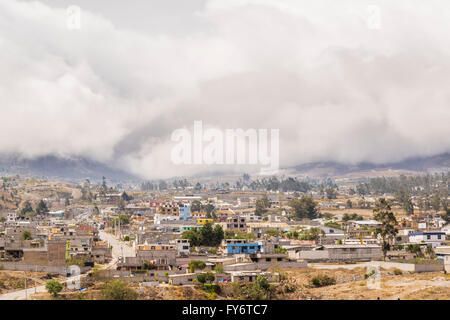 Luftaufnahme von Middel Erdleitung Dorf in die Außenseiten von Quito, Ecuador. Stockfoto