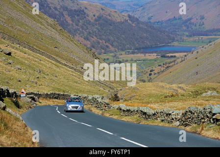 Sportwagen auf Kirkstone Pass (A592), Lake District National Park, Cumbria, England Stockfoto