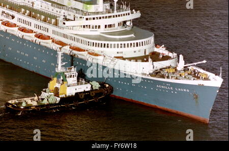 AJAXNETPHOTO. 1986. FREMANTLE, AUSTRALIEN. -ENTFÜHRT KREUZFAHRTSCHIFF - PASSAGIERE KREUZFAHRT SCHIFF ACHILLE LAURO. SCHIFF WAR HI-JACKED DURCH DIE PLF (PALESTINE LIBERATION FRONT). IM JAHR 1985.  FOTO: JONATHAN EASTLAND/AJAX REF: X7 825 Stockfoto