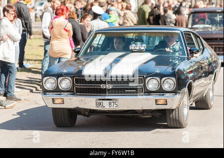 Traditionelle Oldtimer-Parade feiert den Frühling am Maifeiertag in Norrköping, Schweden. Stockfoto