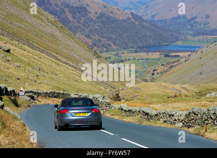 Sportwagen auf Kirkstone Pass (A592), Lake District National Park, Cumbria, England Stockfoto