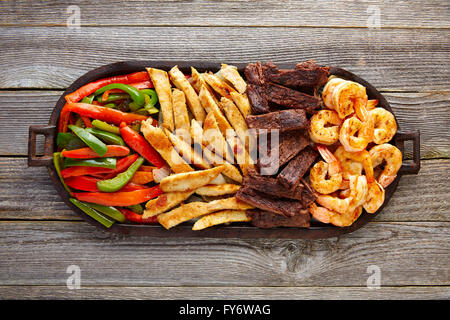 Mexikanische Combo Rind und Huhn Fajitas mit Garnelen Stockfoto