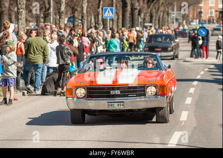 Traditionelle Oldtimer-Parade feiert den Frühling am Maifeiertag in Norrköping, Schweden. Stockfoto