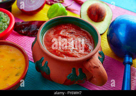 Mexikanische rote Sauce mit Tomaten-Chili-Paprika und Zutaten Stockfoto