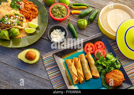 Mexikanische Carnitas Tacos mit Flautas aus Mexiko Lebensmittelzutaten Stockfoto