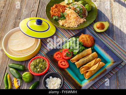 Mexikanische Carnitas Tacos mit Flautas aus Mexiko Lebensmittelzutaten Stockfoto