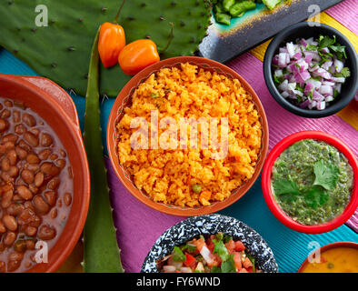 Mexikanische gelbe Reis mit Chilis und Saucen Frijoles Bohnen Stockfoto