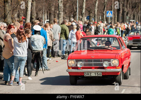 Traditionelle Oldtimer-Parade feiert den Frühling am Maifeiertag in Norrköping, Schweden. Stockfoto