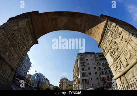 Weitwinkel-Blick auf die Bogen der Tetrarch Galerius triumphalen Tor auch bekannt als Kamara im Herzen der Stadt Thessaloniki, Griechenland. Stockfoto