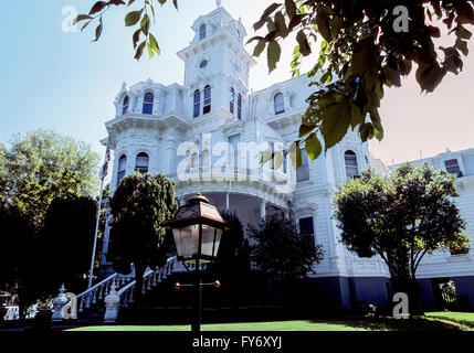 Dieses viktorianische Herrenhaus aus dem Jahr 1877 in Sacramento ist wieder die Heimat des Gouverneurs des US-Bundesstaates Kalifornien. Das reich verzierte dreistöckige Holzhaus mit 30 Zimmern diente von 1903 bis 1967 13 Gouverneuren und ihren Familien, bis die letzten Bewohner, Nancy und Ronald Reagan, es als Feuerfalle betraten und auszogen. Die Wohnung wurde dann für die Öffentlichkeit als Governor's Mansion State Historic Park geöffnet, bis 2015, als dann Gouverneur, Jerry Brown, vereinbart, nach größeren Renovierungen durchgeführt wurden, in zu bewegen. Die offizielle Staatsresidenz ist bekannt für seine zweite Empire-Italianate Stile der Architektur. Stockfoto