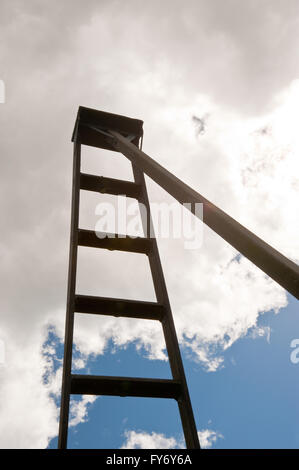 Leiter und Himmel Hintergrund Stockfoto