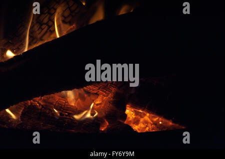 Loderndes Feuer in einem Holzofen Stockfoto