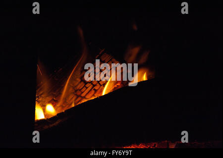 Loderndes Feuer in einem Holzofen Stockfoto