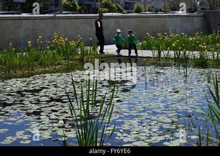 Vater flößt seine beiden Söhne mit Wissen bei ihrem Besuch auf der Freizeit Garten des Wasser-Themenpark in Thessaloniki. Stockfoto