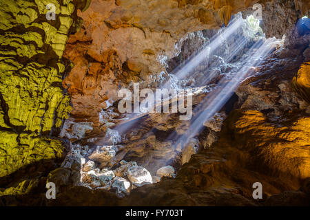 Sonne Strahlen durchkommen Decke Loch in Dau Go Höhle in der Halong Bay Stockfoto