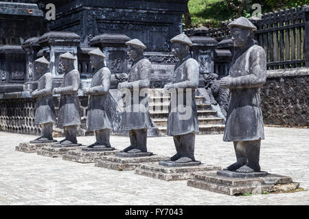 Statuen von Kriegern in Khai Dinh Kaisergrab in Hue, Vietnam Stockfoto