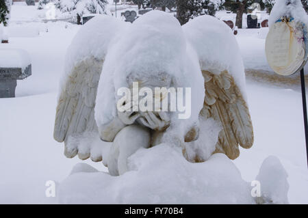 Engel weinen auf dem Friedhof, mit Schnee in Colorado Stockfoto