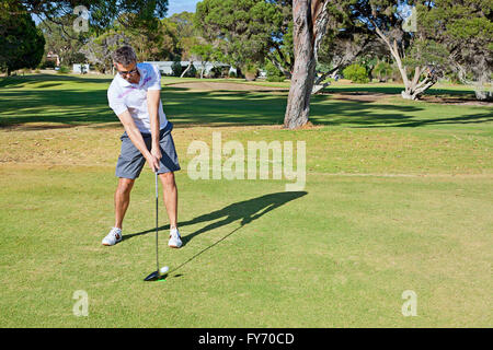 Ein Golfer den Ball auf einen Abschlag Abschlag, Perth, Australien Stockfoto