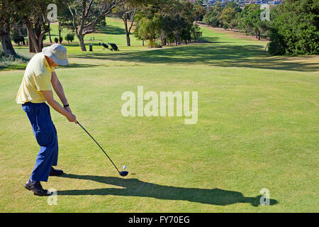 Ein Golfer den Ball auf einen Abschlag Stockfoto