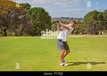 Ein Golfer in die Ausgangsposition vor der Kollision mit eines Abschlag Stockfoto