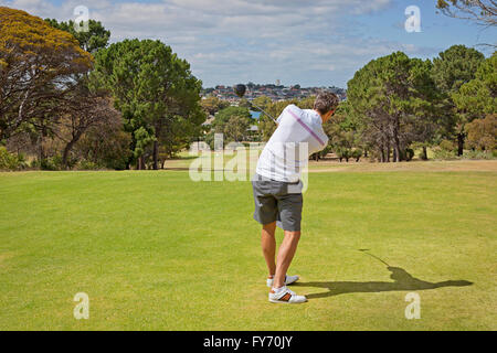 Ein Golfer kurz nach der Kollision mit eines Abschlag Stockfoto