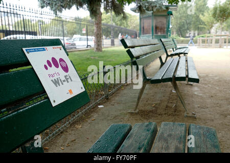 Wi-Fi-Hotspot anmelden auf einer Parkbank in einem öffentlichen Park in Paris, Frankreich Stockfoto